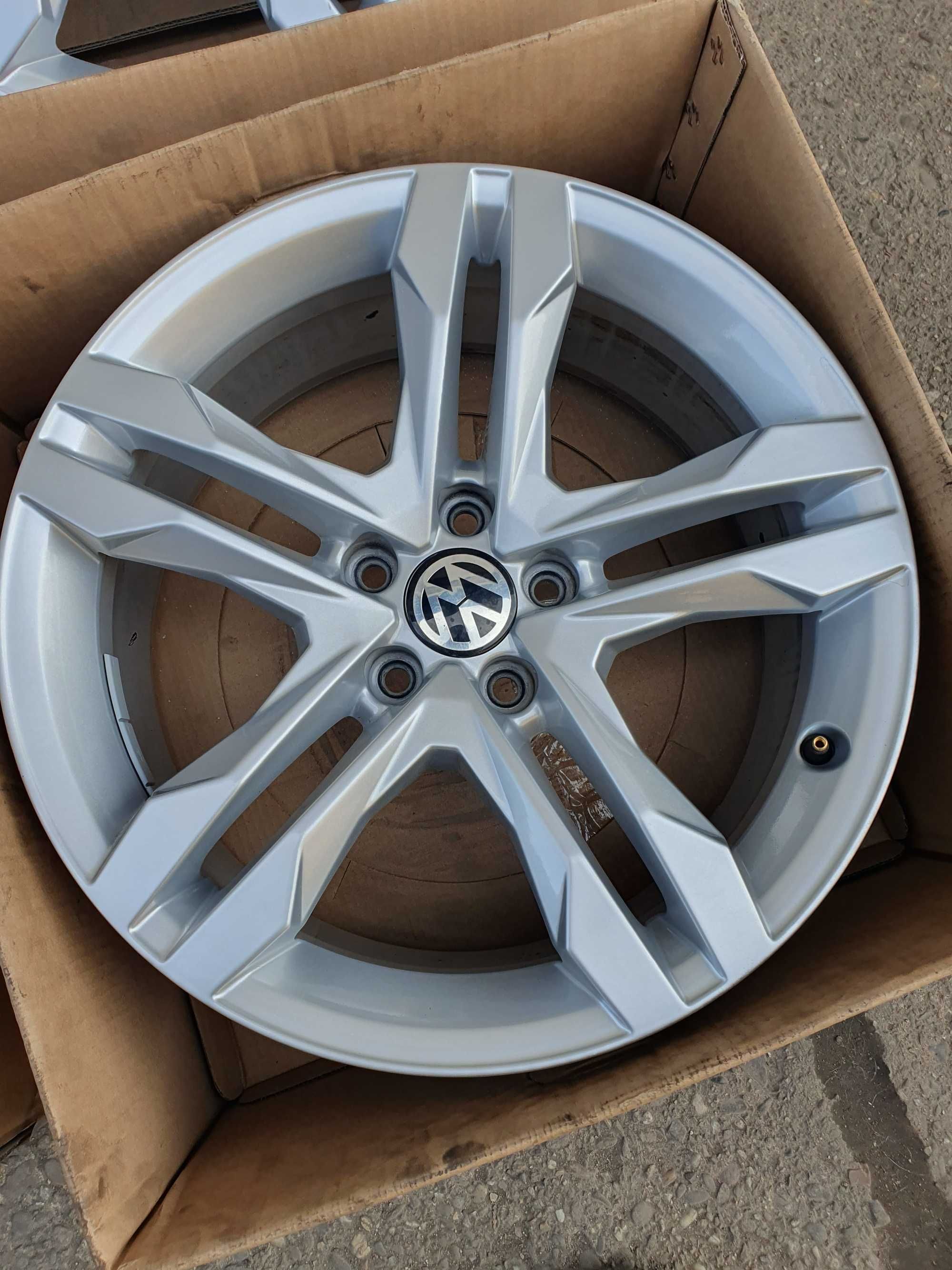 977#Felgi aluminiowe 7,5x18 et29 5x112 Audi A4 S4 B8 B9 A5 A6 C6 C7 Q5
