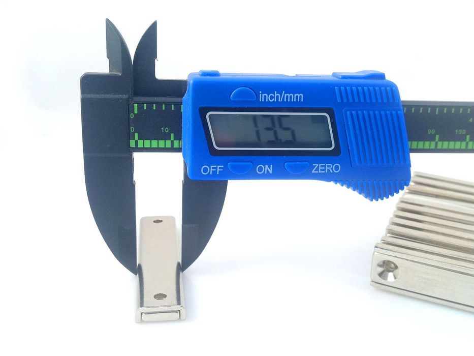 Магнит крепежный с отверстиями под саморез 60 мм