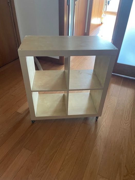 Estante madeira natural com rodas