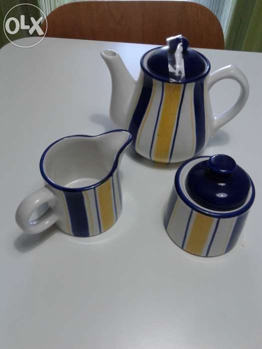 Lindo conjunto de café.Pintado à mão.