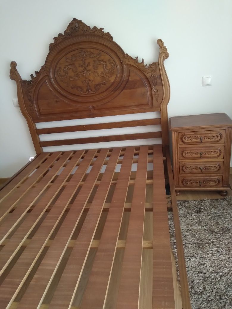 Cama trabalhada estilo antigo 2 mesas de cabeceira