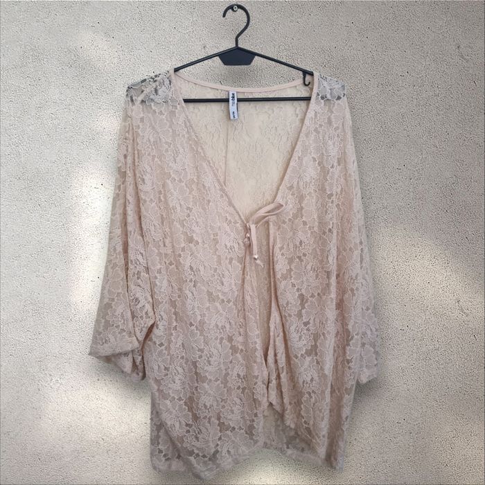 Wdzianko narzutka pudrowy róż damska koronkowa 54/56