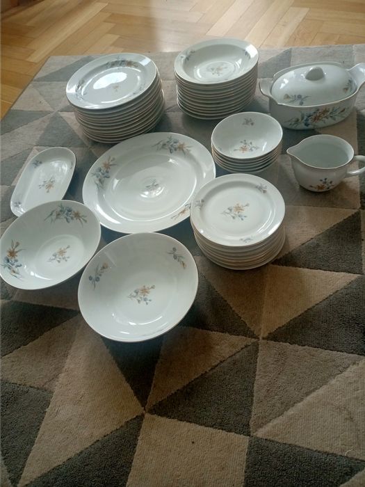 Porcelanowy serwis obiadowy WAWEL  na 12 osób.