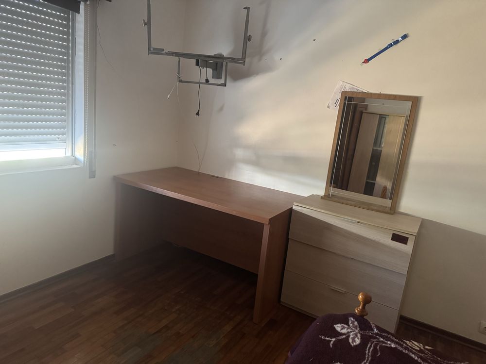 Quarto grande com cama de casal