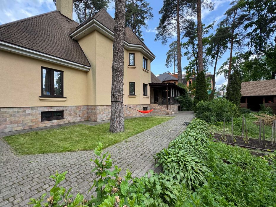 Будинок з ремонтом, гаражем, сауною та басейном. Центральний Парк.