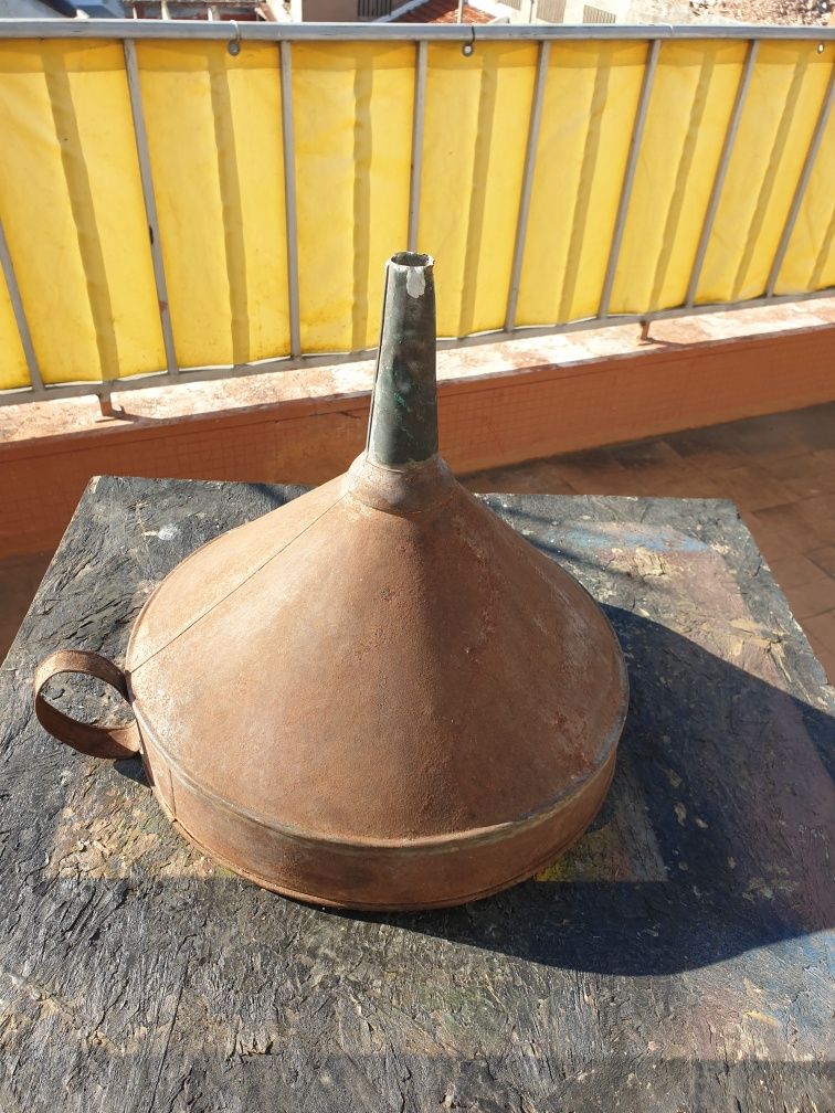 Funil antigo lata
