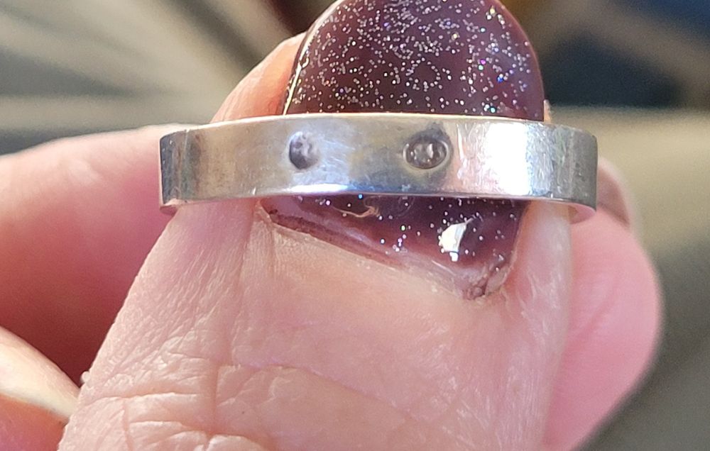 Stary pierścionek z kwiatkami i koralem