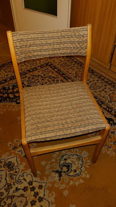 Trzy krzesła z okresu PRL. Oferta ważna do końca miesiąca.