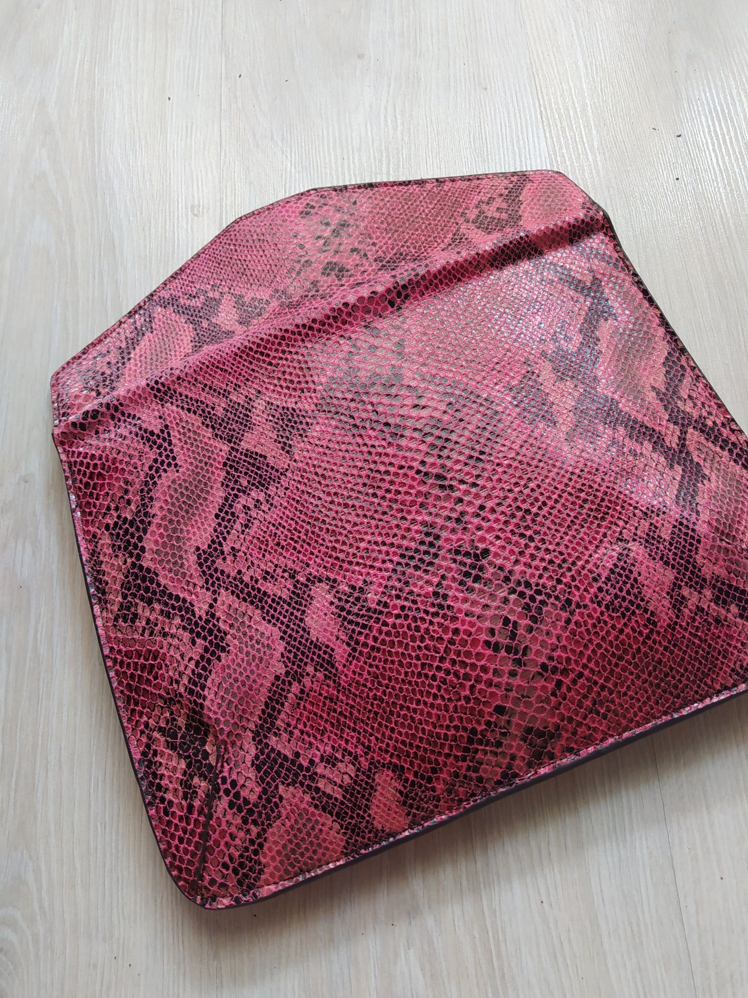 Mala clutch, rosa com efeito cobra Parfois