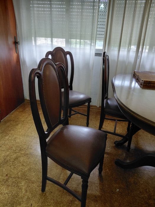 Conjunto mesa e cadeiras