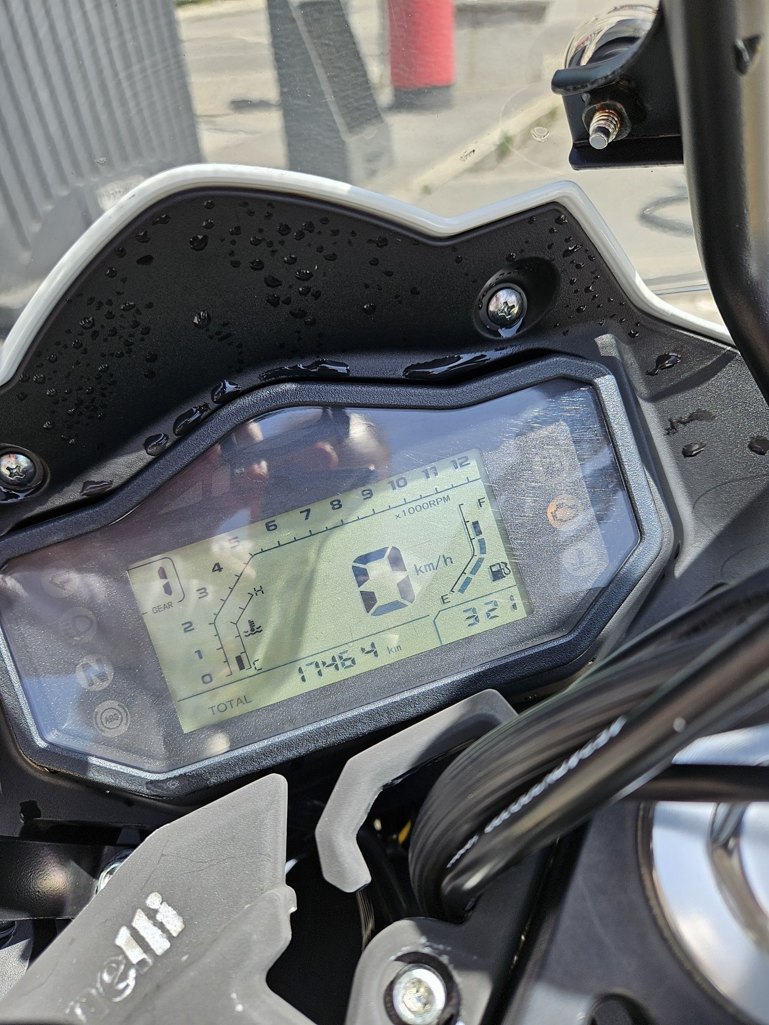 Benelli TRK 251 com acessórios