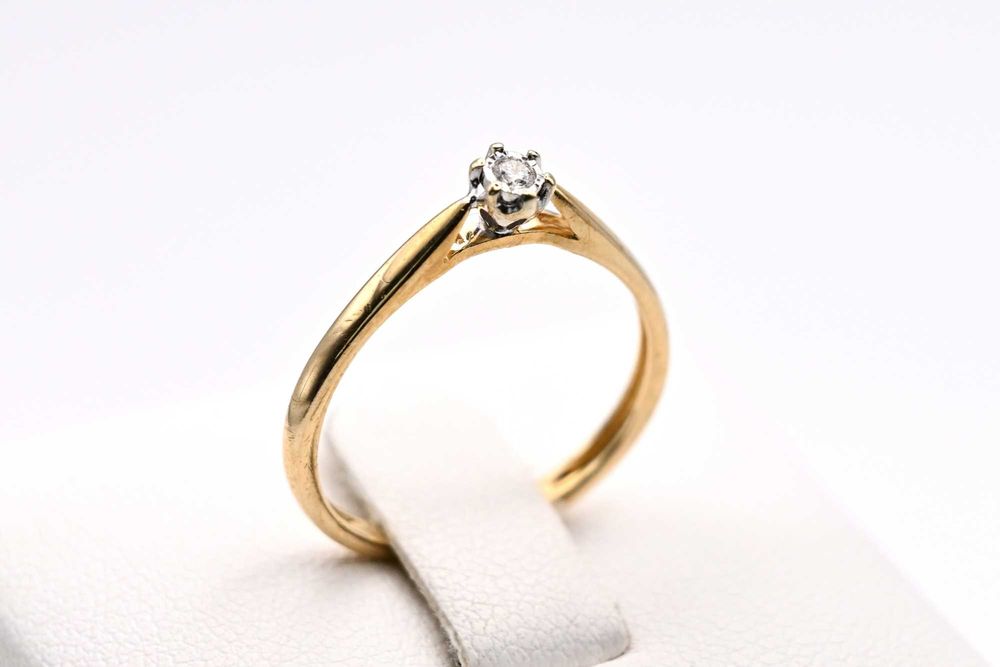 APART Elegancki pierścionek zaręczynowy z brylantem 0,03ct złoto 585