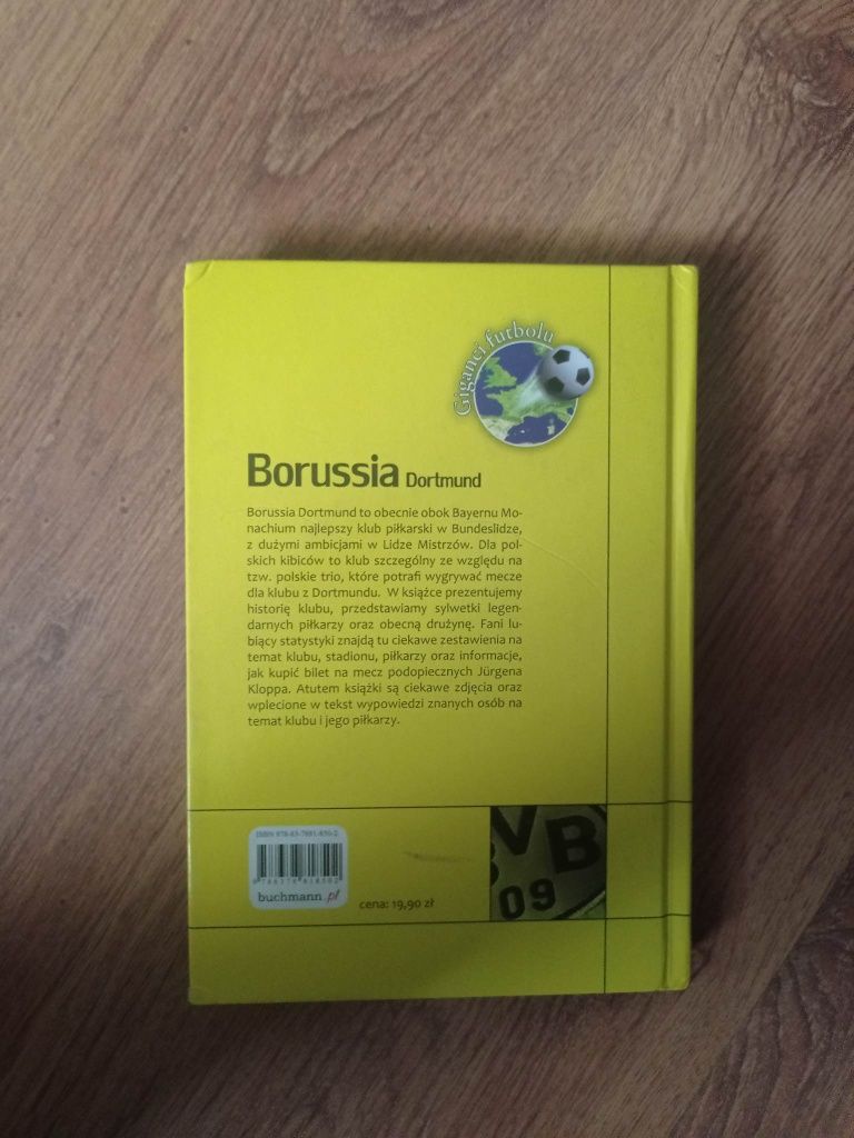 4 Książki o piłce nożnej .