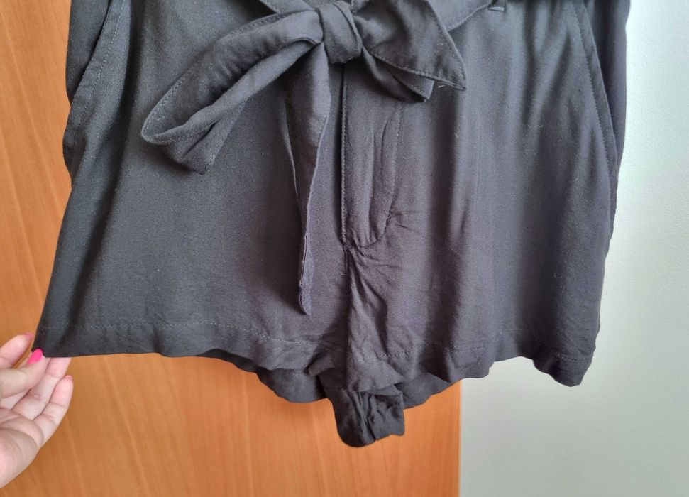 Calções pretos de cintura subida com laço para apertar H&M, tamanho 34