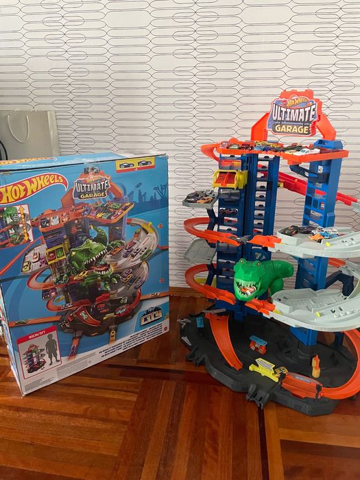 Автотрек Hot Wheels  Супер Гараж паркинг гигант с динозавром Ти Рекс