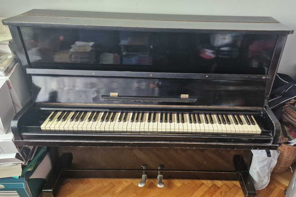 Pianino Ukraina - mosiężna płyta, piękny dźwięk