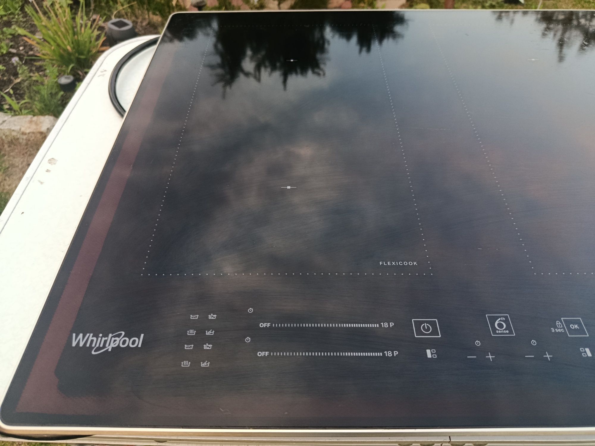 Płyta indukcyjna Whirlpool, model WL S8560.