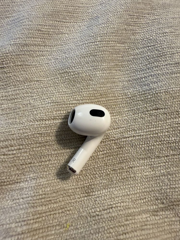 Продам один правий навушник airpods 3 a2564