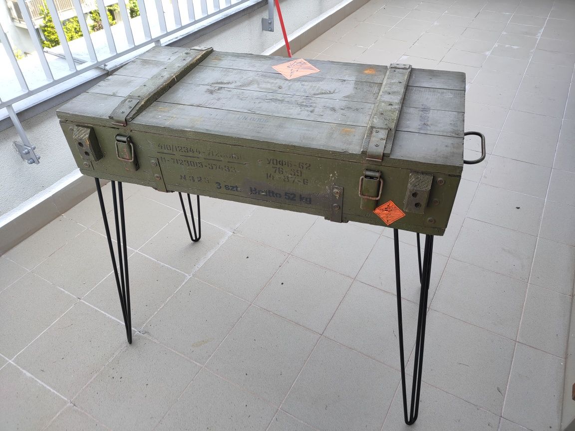 Stolik biurko vintege ze skrzyni wojskowej