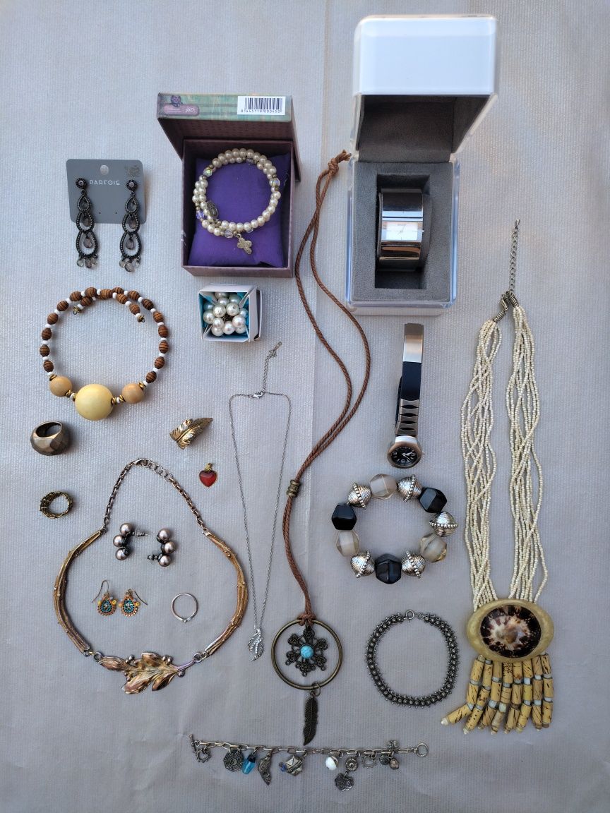 Colares, pulseiras, anéis, brincos, relógios