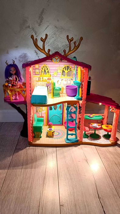 Enchantimals duży domek Jelonków wyposażenie oświetlenie Lalka figurka