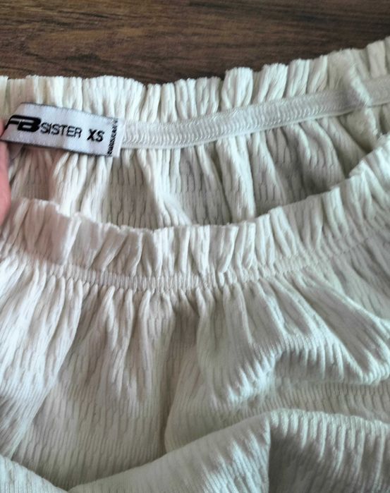 kremowy crop top damski dekolt hiszpański new yorker xs