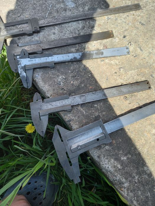 Молоткі, топори, тіскі, кірка, плоскогубці, динамікі, ключі, ножніци