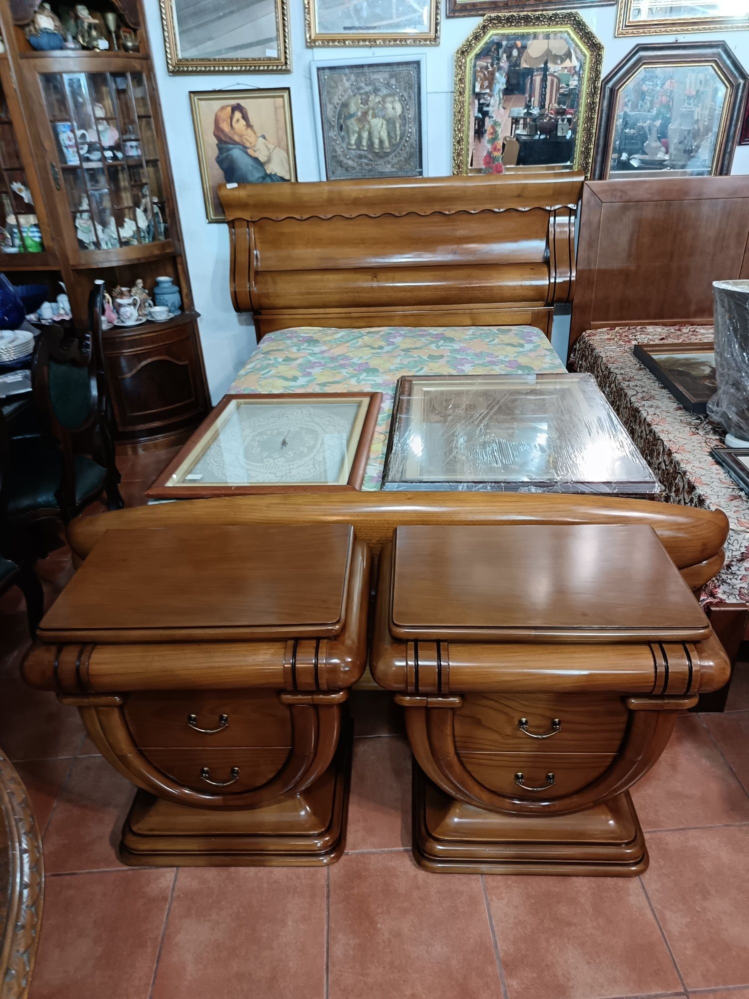 Cama casal com gavetões e mesinhas