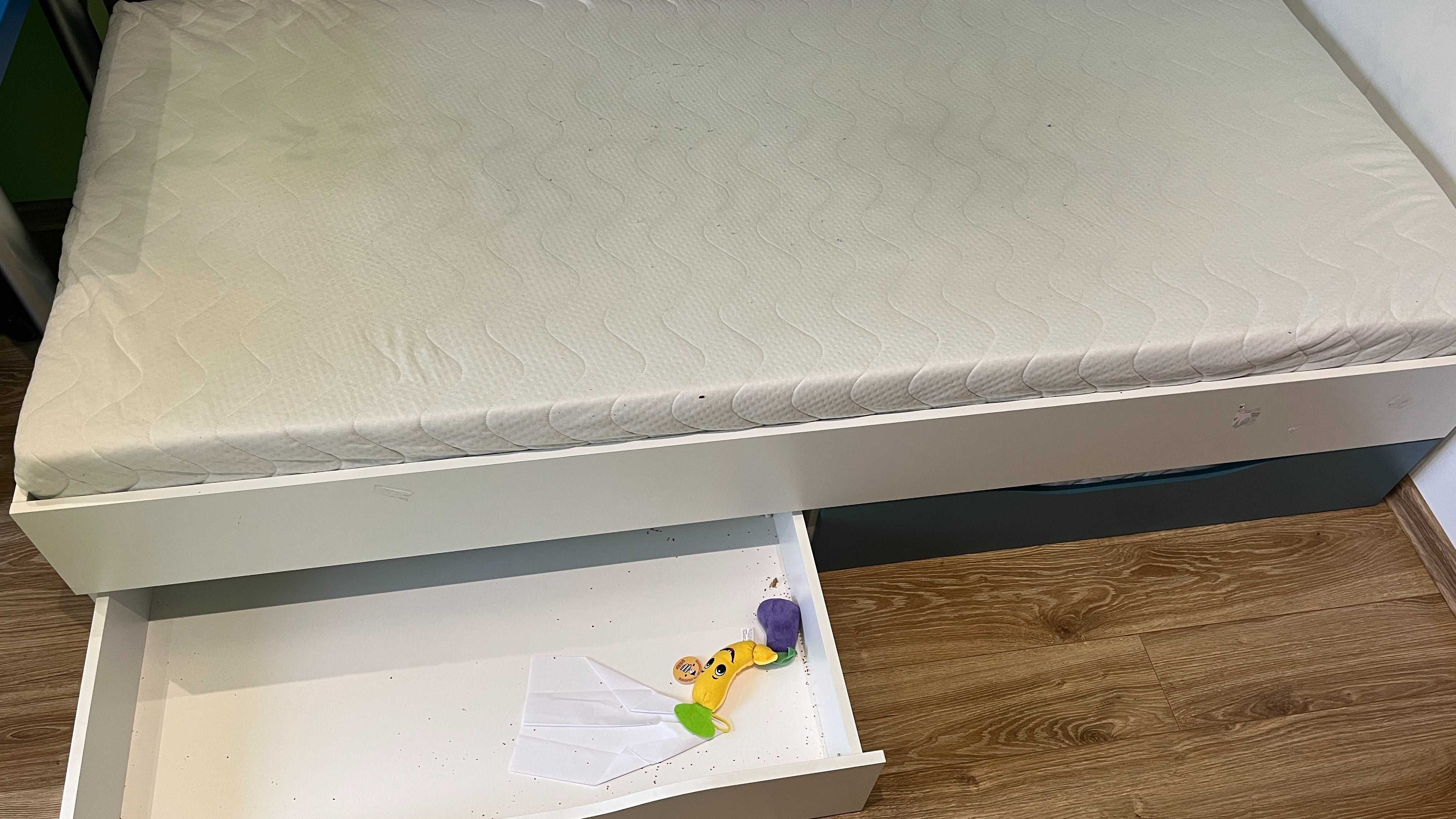 Łóżko młodzieżowe z materacem i półką