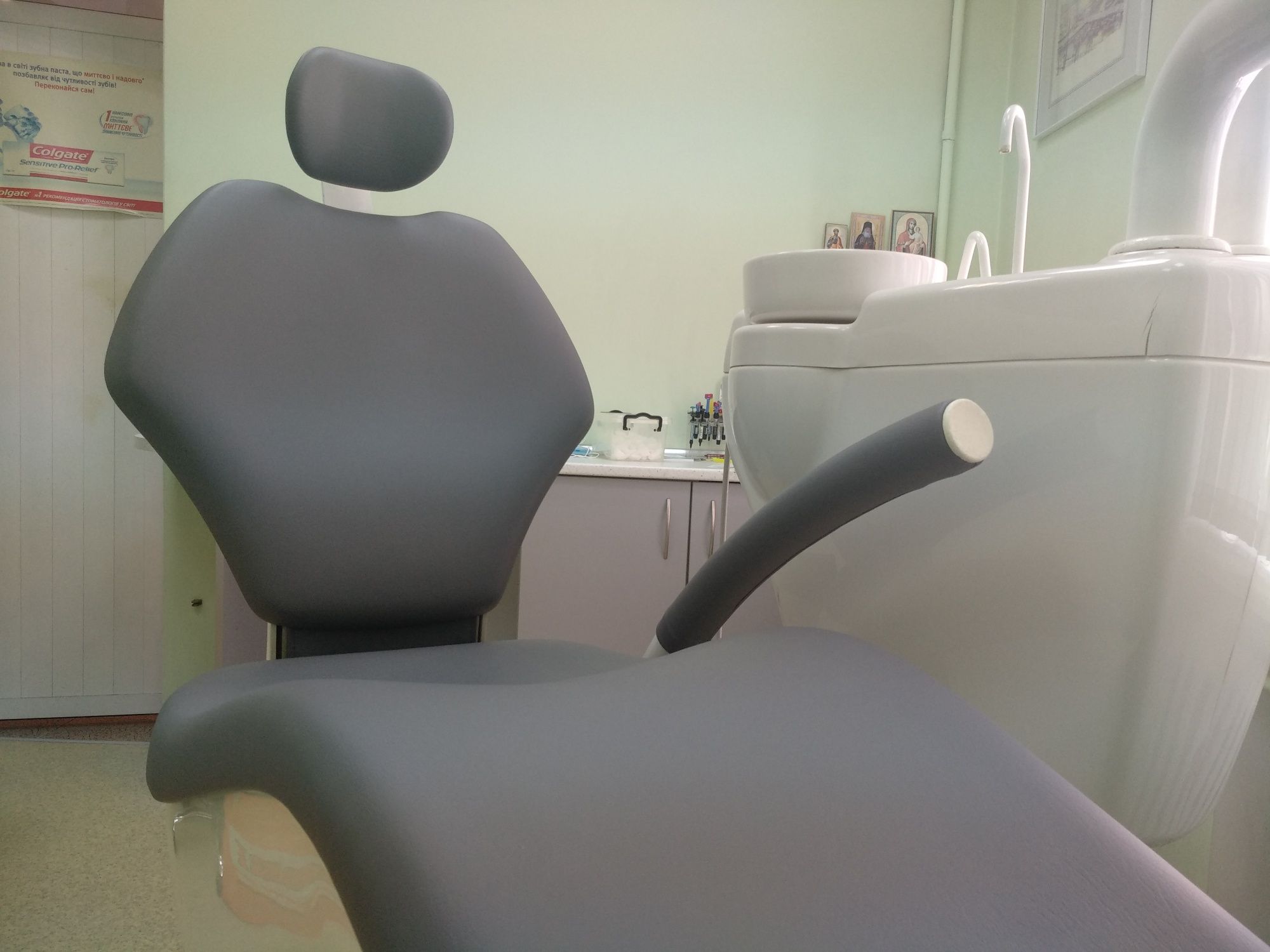 Перетяжка стоматологических кресел,  оборудования салонов красоты.