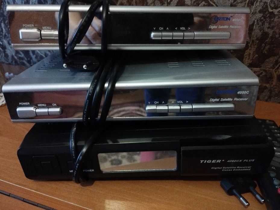 Тюнер  спутниковый