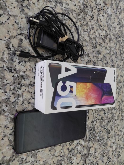 Telemóvel Samsung A50 com capa e protetor de ecrã