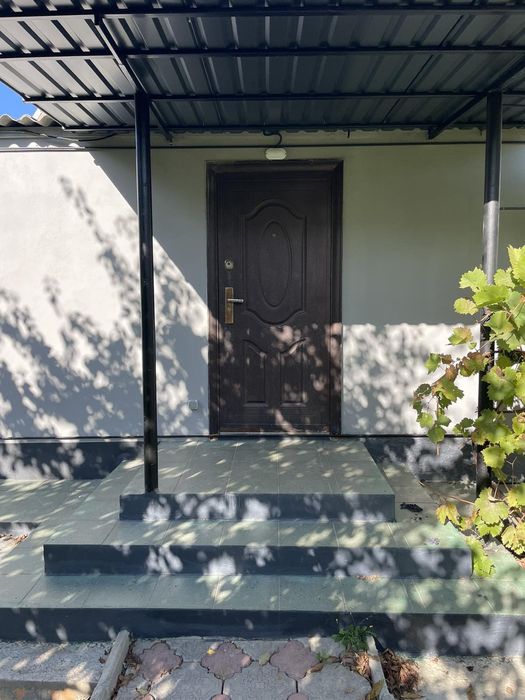 Здається невеликий будинок  на Космосі біля Обласної лікарні