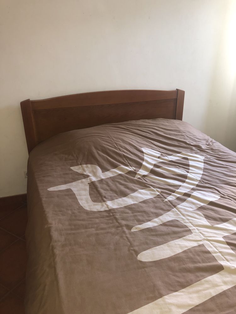 Cama de casal em madeira