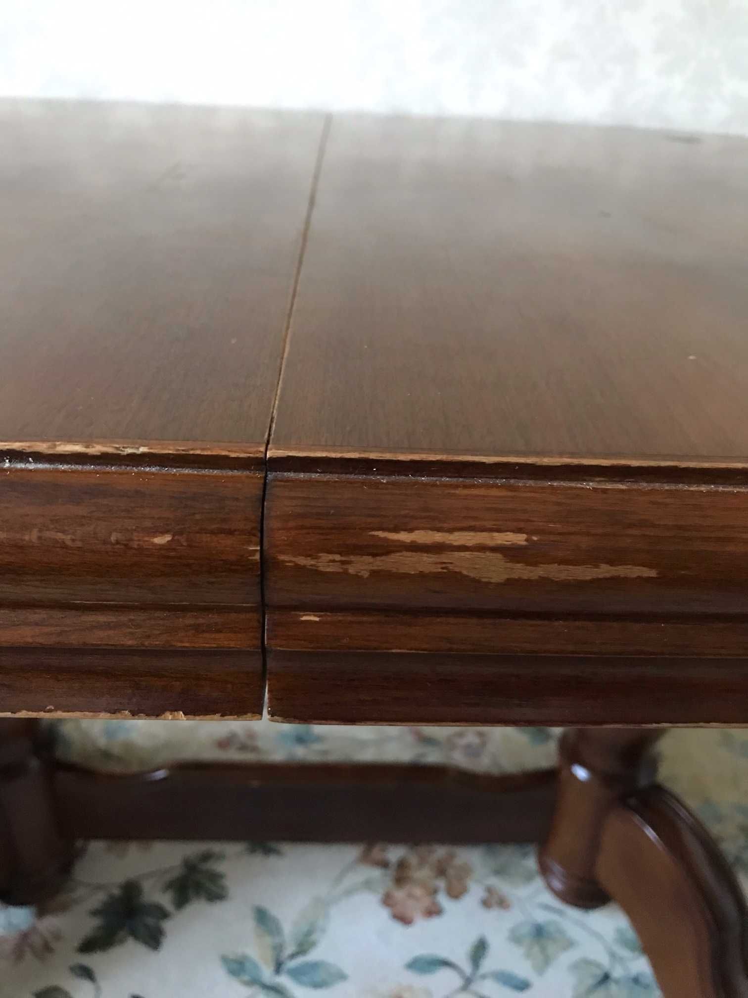 Owalny stół drewniany rozkładany