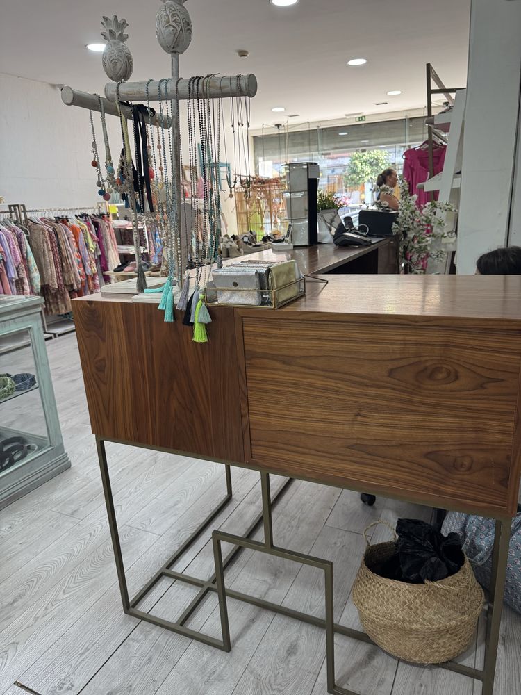 2 charriots grandes c oferta de balcao loja
