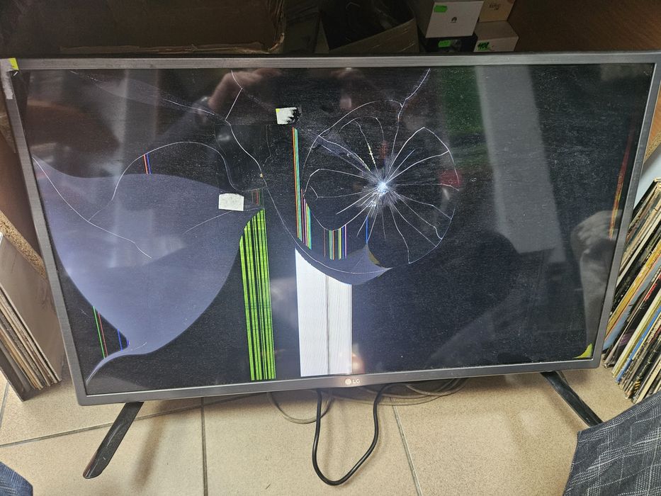 Telewizor LG 32LF 592U zbitek