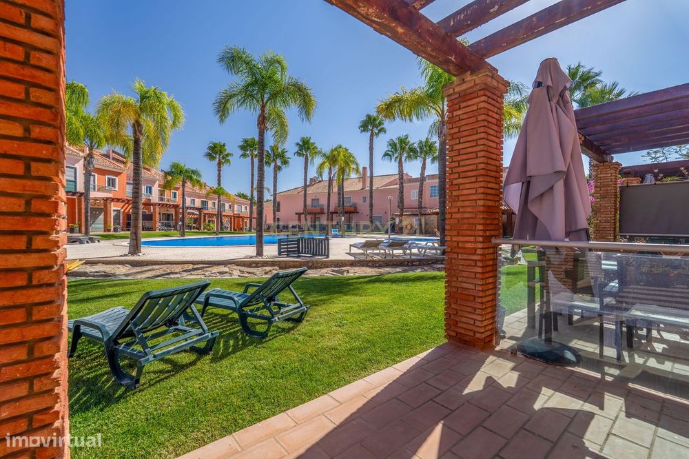 Moradia T2 com vista para a piscina nos Jardins Vale Sta. Maria – Albu