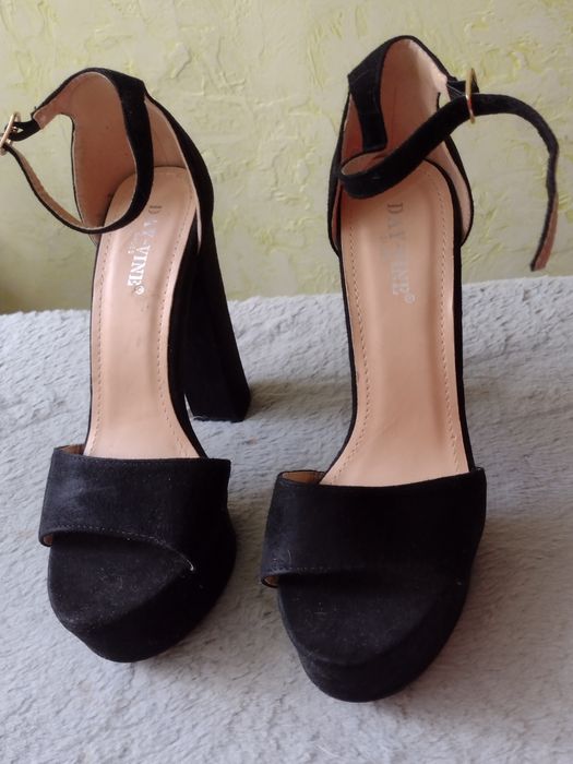 Туфлі на високому каблуку