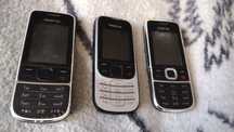 Zestaw trzech kolekcjonerskich telefonów komórkowych Nokia  2700 i 233
