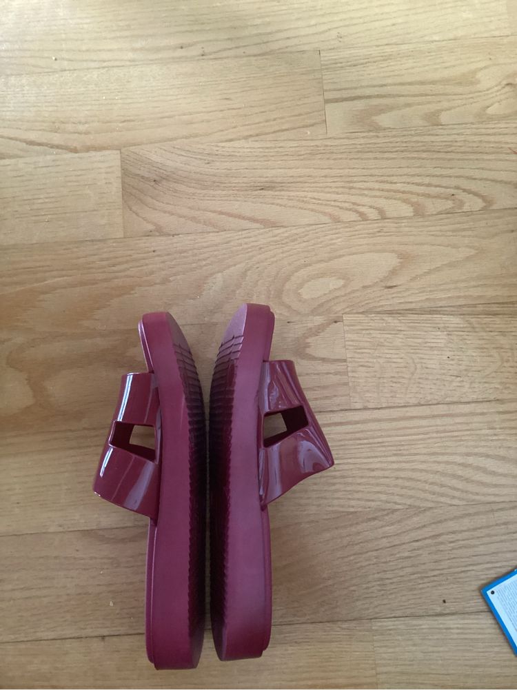 Nowe klapki burgundowe