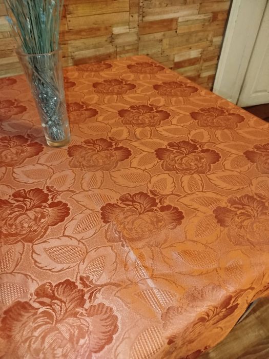Продам скатертину нову