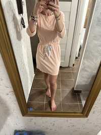 Śliczna lekko różowa sukienka dresowa na gumce długi rękaw sznurek