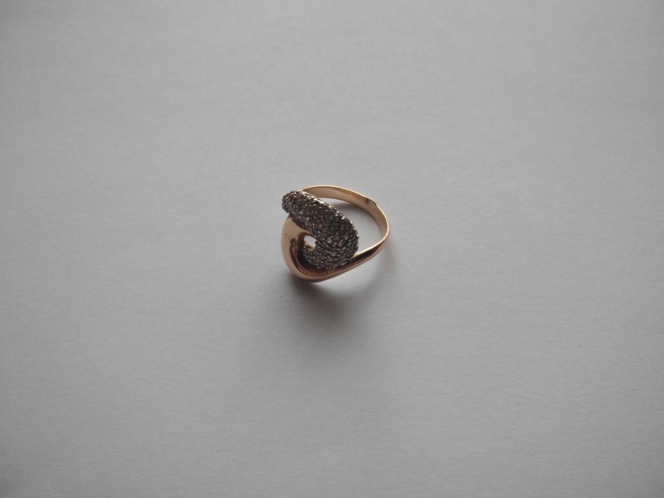 Продаю  перстень . Золото  585  проба . Оздоблений  фіанітами