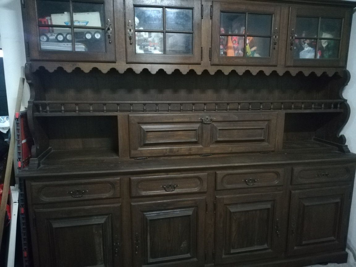 Móvel em castanho