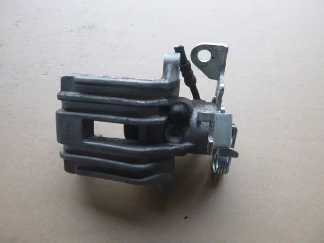 ZACISK HAMULCOWY LEWY TYŁ LEWY TYLNY AUDI A4 B5 LIFT 99-01