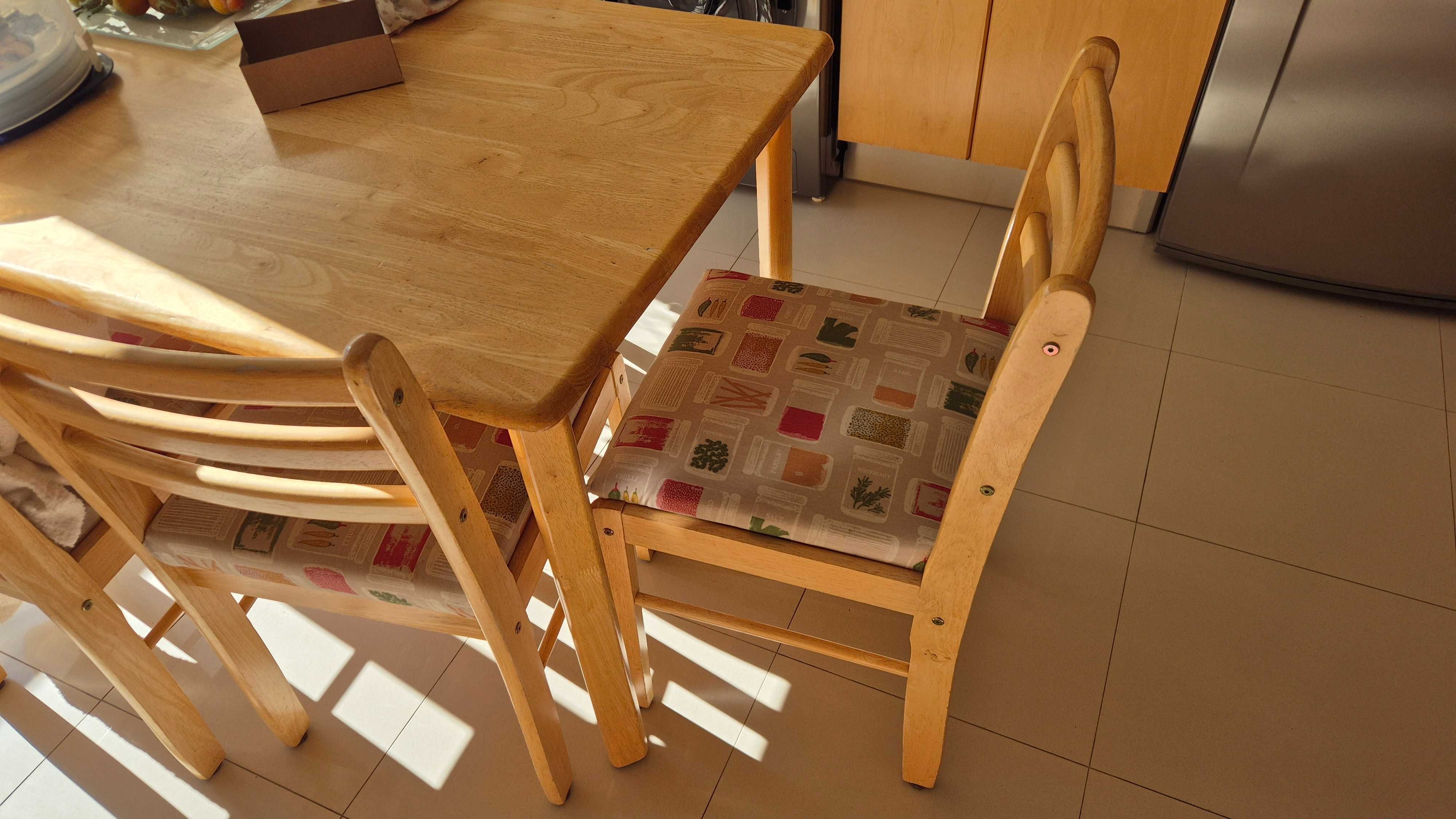 Mesa de cozinha e cadeiras de madeira com assentos estofados