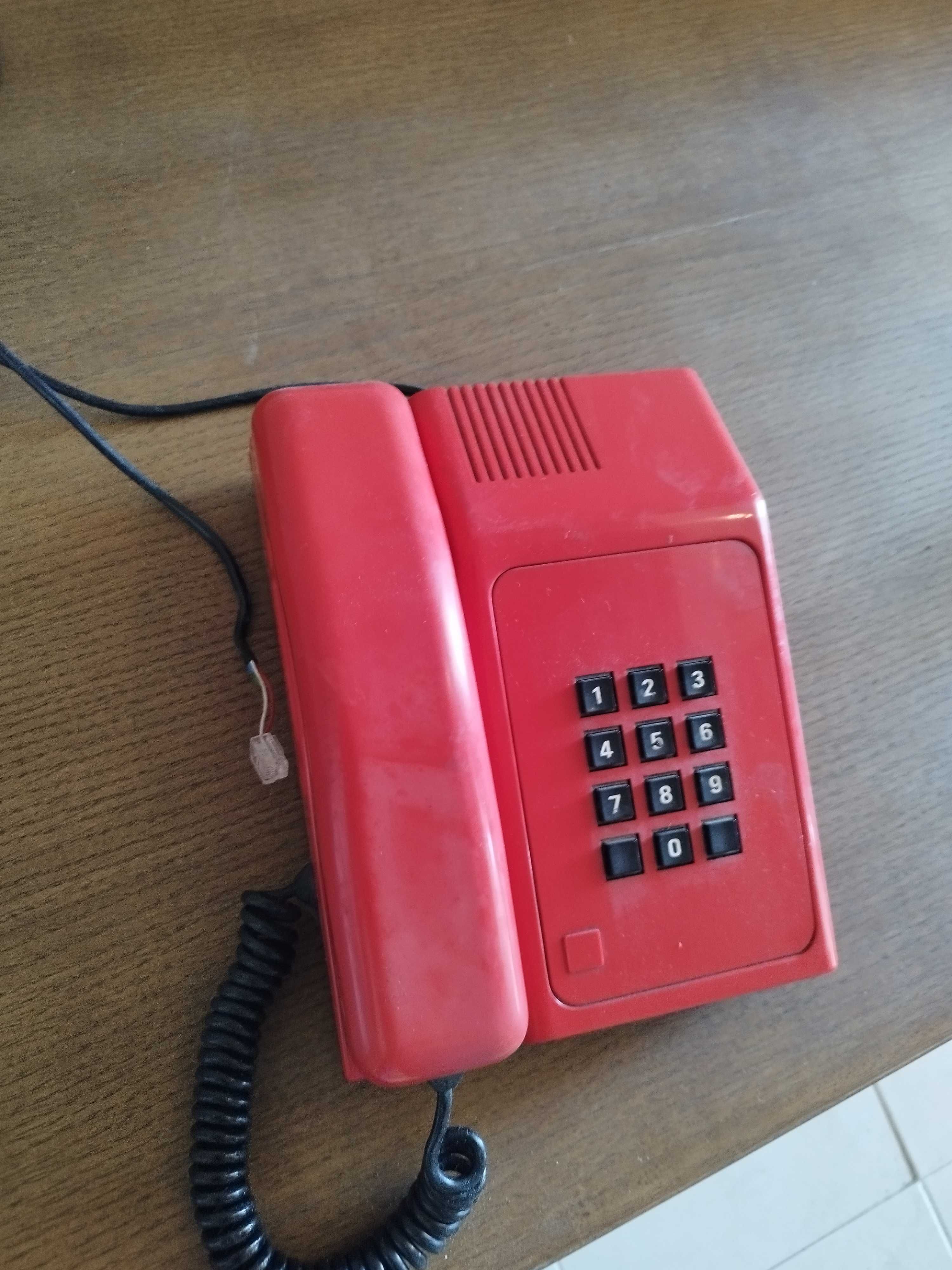 Telefone antigo vermelho