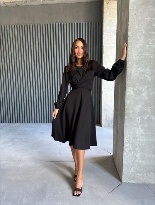 Чорна сукня з перекрутом