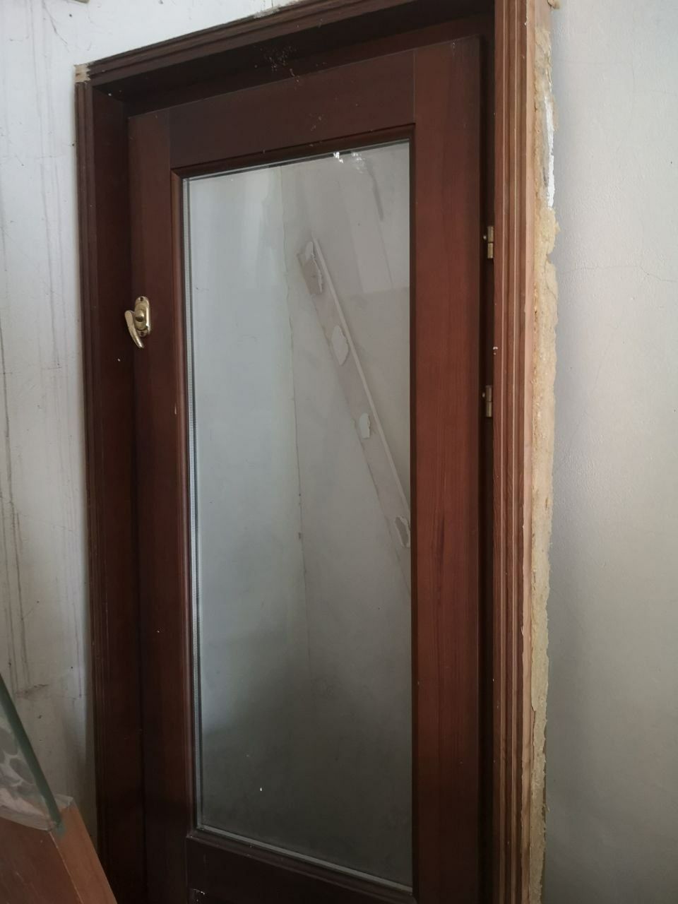 Дверь деревянная баклонная с луткой со стеклопакетом